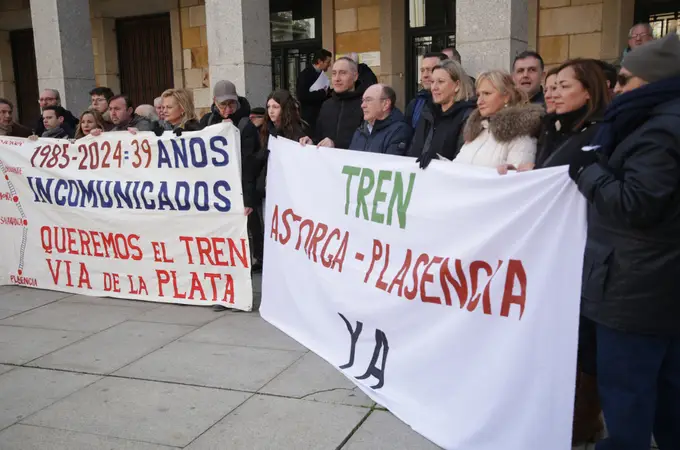 Cientos de personas se echan a la calle en Zamora y Astorga para exigir la reapertura de la ruta ferroviaria de la Vía de la Plata