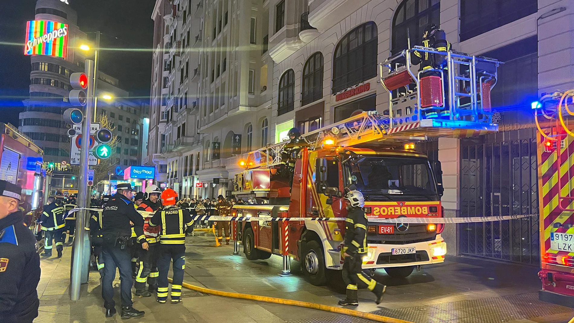 MADRID, 21/01/2024.- Miembros del cuerpo de Bomberos y de la Policía Municipal se han personado hoy Domingo en la calle Gran Via de Madrid, para sofocar un incendio que se ha declarado en un restaurante de la gran arteria madrileña. EFE / Emergencias Madrid. ***SOLO USO EDITORIAL / SOLO USO DISPONIBLE PARA ILUSTRAR LA NOTICIA QUE ACOMPAÑA/ (CRÉDITO OBLIGATORIO)***.