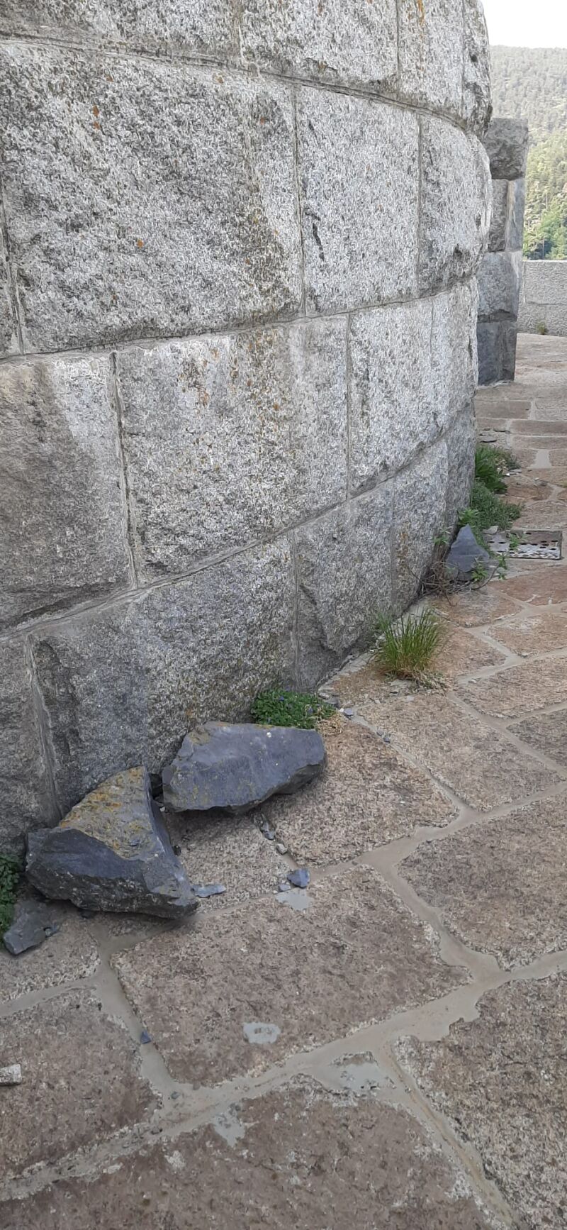 Trozos de piedra desprendidos de las esculturas, en el suelo