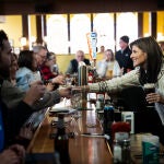Nikki Haley hace una parada en su campaña en un restaurante en Derry (New Hampshire) 