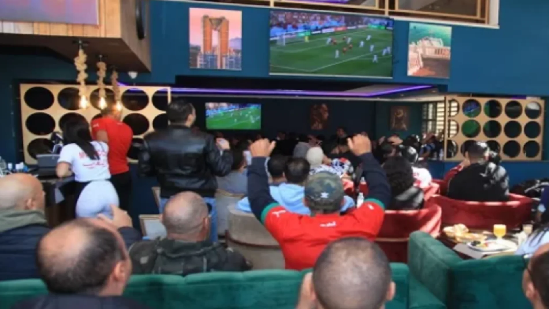 Marroquíes ven un partido de su selección en una cafetería