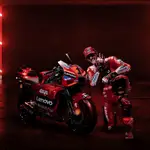 Pecco Bagnaia posa con su nueva Ducati GP24