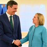 El presidente del Gobierno, Pedro Sánchez, se reúne con la exsecretaria de Estado estadounidense Hillary Clinton en Moncloa