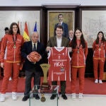 Mañueco y Santonja junto a las campeonas de España de baloncesto infantil