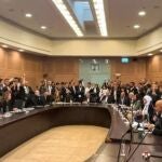 Las familias de los rehenes en Gaza irrumpen en una reunión del Parlamento israelí en señal de protesta
