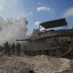 Un carro de combate y militares israelíes en la Franja de Gaza