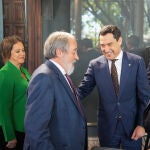 Juanma Moreno (2d) saluda al presidente del Colegio de Médicos de Sevilla, Alfonso Carmona