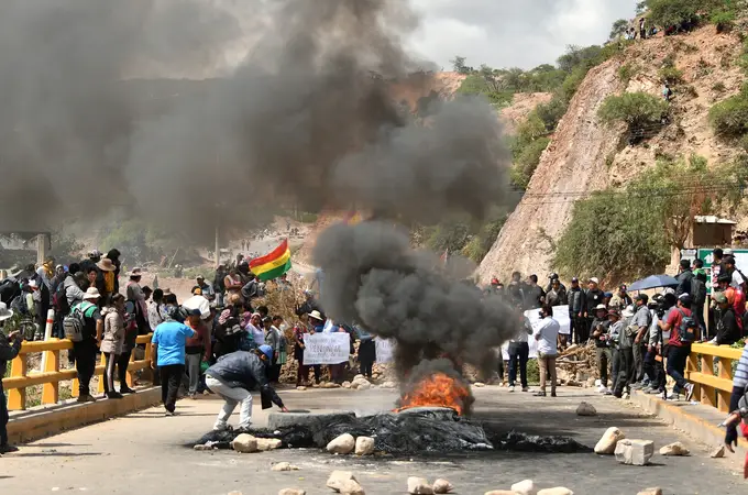 Los sectores afines a Evo Morales bloquean por tercer día consecutivo las principales carreteras de Bolivia