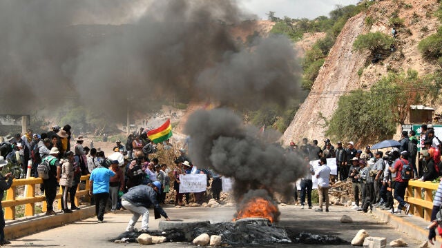 Sectores afines a Evo Morales refuerzan los bloqueos que exigen la renuncia de magistrados