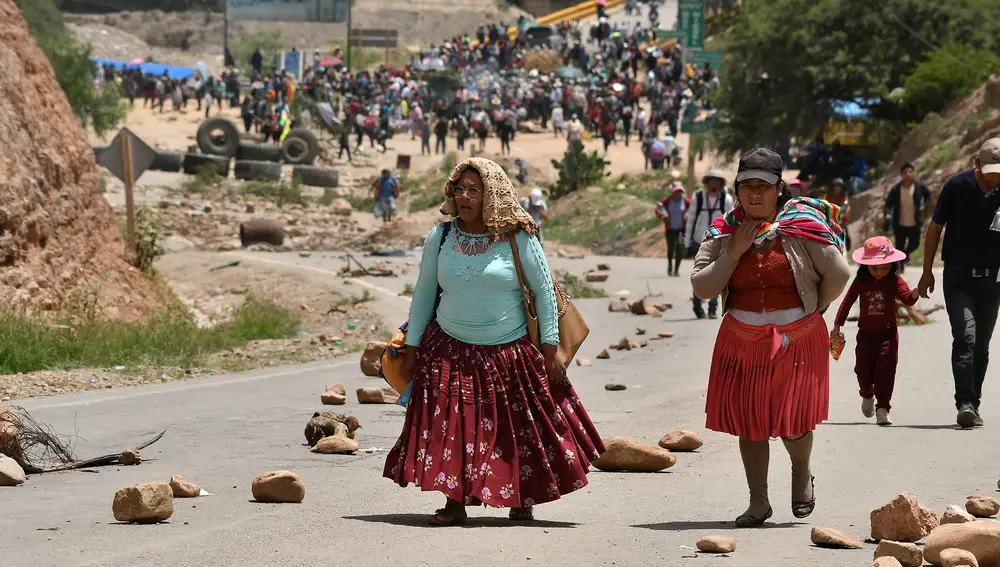 Sectores afines a Evo Morales refuerzan los bloqueos que exigen la renuncia de magistrados