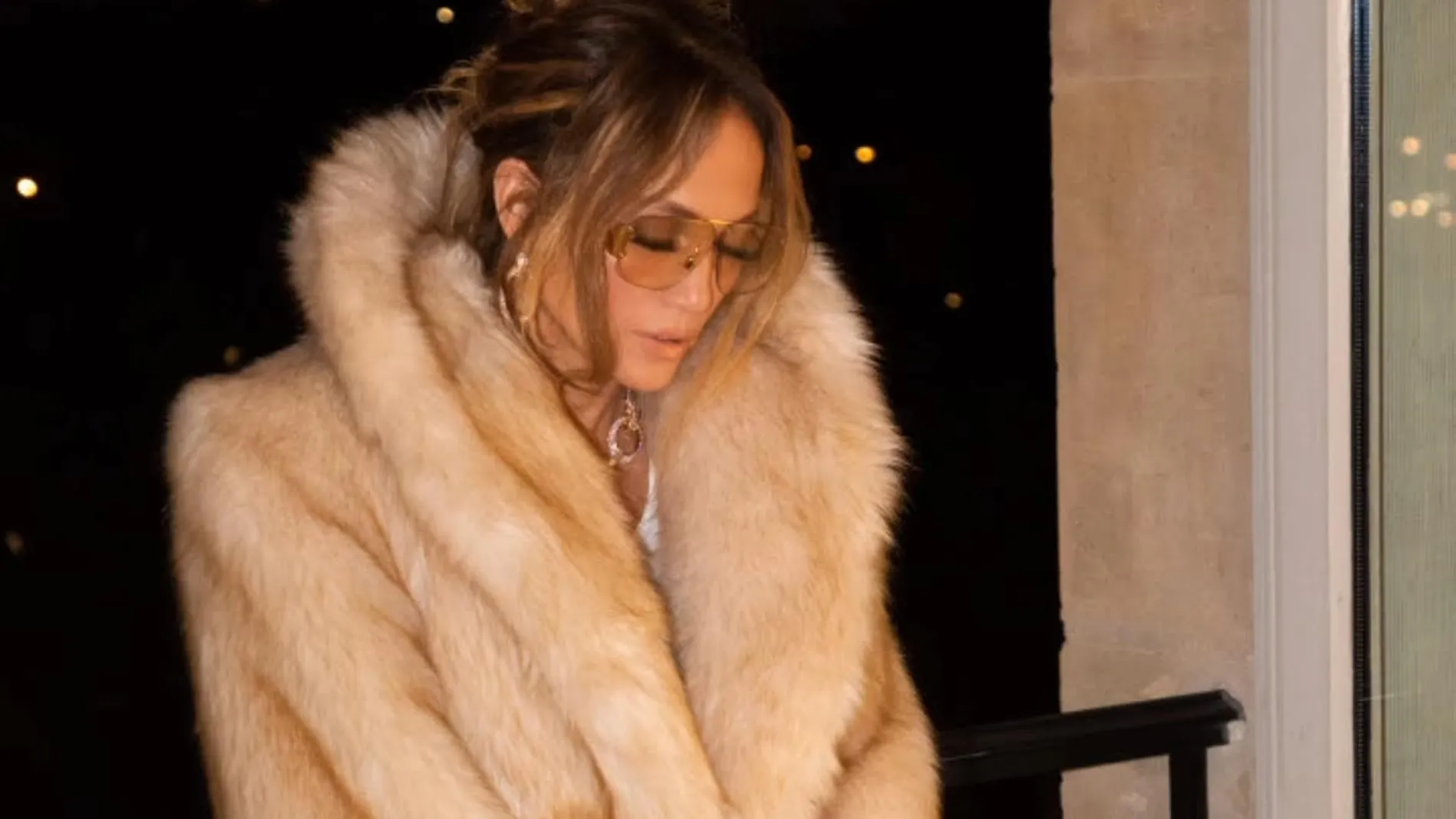Jennifer Lopez con el abrigo de pelo más tendencia.