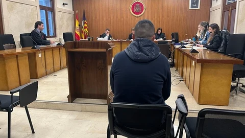 El acusado, sentado para el juicio en la Audiencia