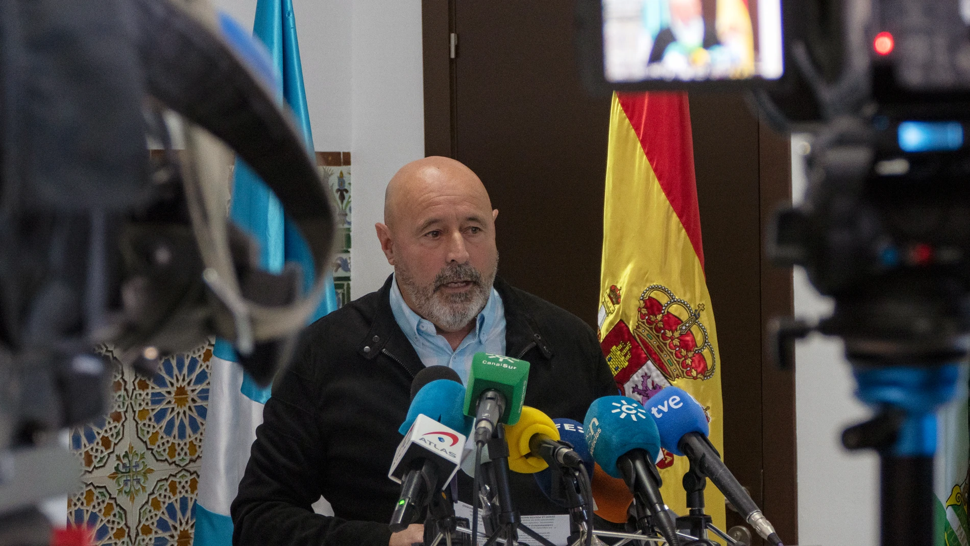 SEV01. MONTELLANO (SEVILLA), 24/01/2024.-El alcalde de Montellano (Sevilla), Francisco Gil, ha hecho un llamamiento a la calma y a la prudencia hacia la población y los medios de comunicación tras la detención en la localidad de un joven sirio de 17 años como presunto yihadista, este miércoles en el Ayuntamiento de la localidad sevillana. EFE/David Arjona