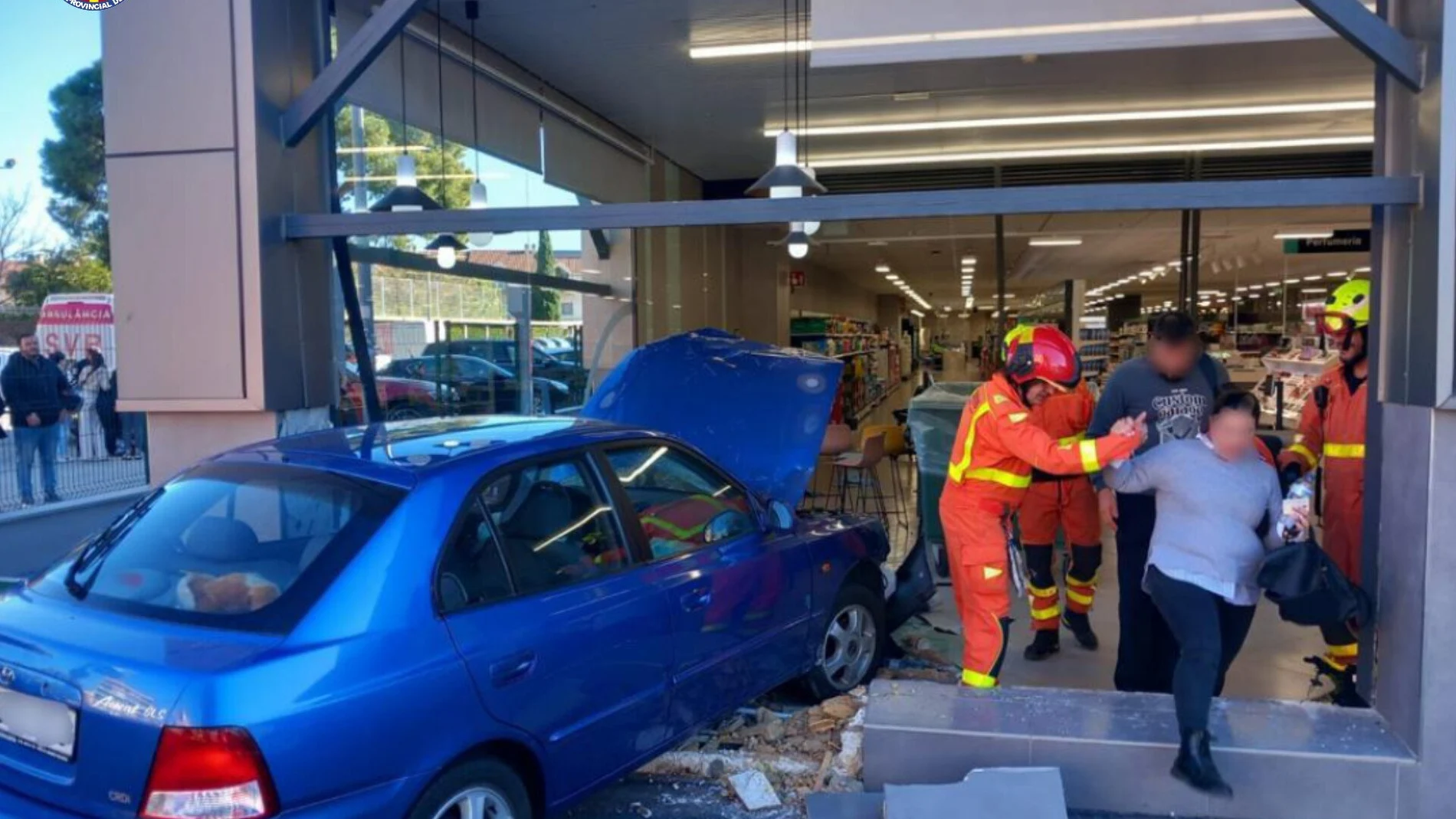 Varios heridos al empotrarse un coche contra un supermercado en Burjassot (Valencia)