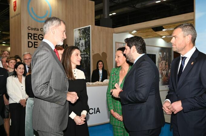 El Rey Felipe VI y la Reina Doña Letizia, junto al presidente murciano, Fernando López Miras, y la consejera de Turismo, Carmen Conesa