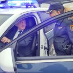 Nicanor Sen, delegado del Gobierno, se sube a uno de los nuevos vehículos de la Policía Nacional