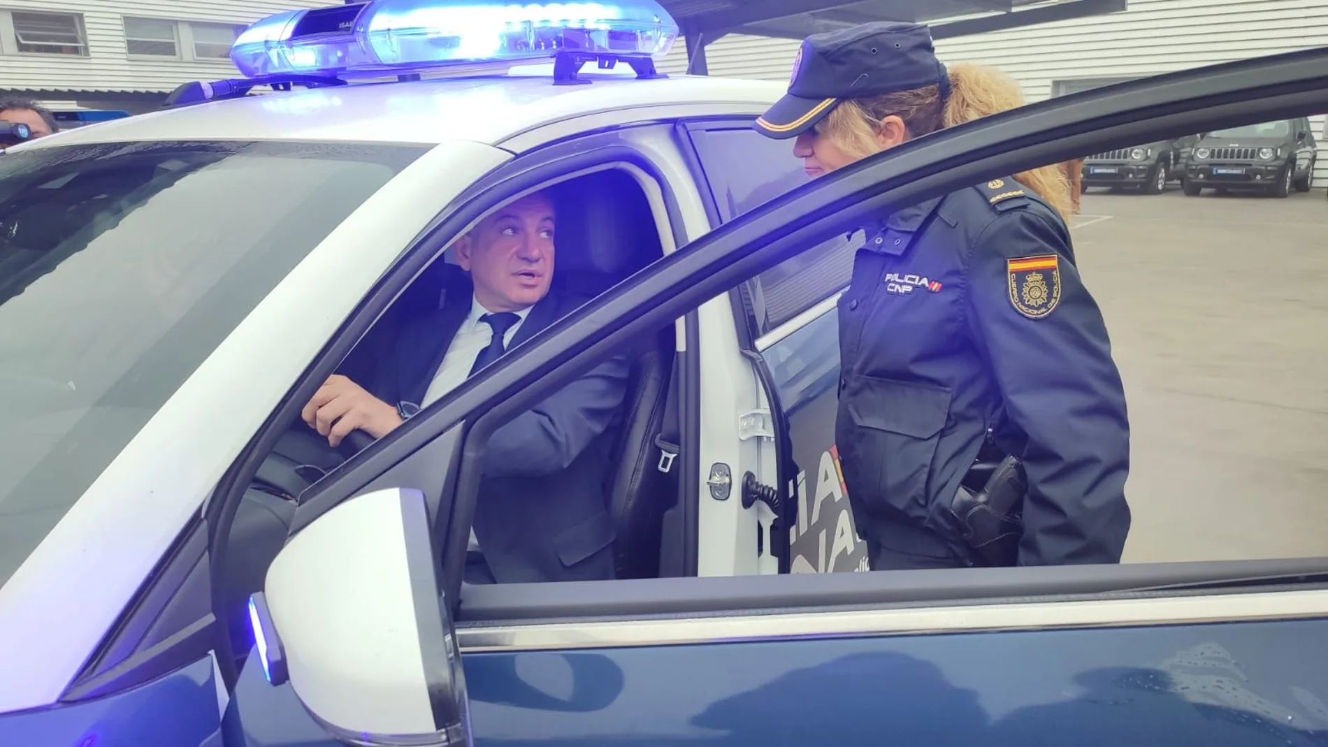 Nicanor Sen, delegado del Gobierno, se sube a uno de los nuevos vehículos de la Policía Nacional