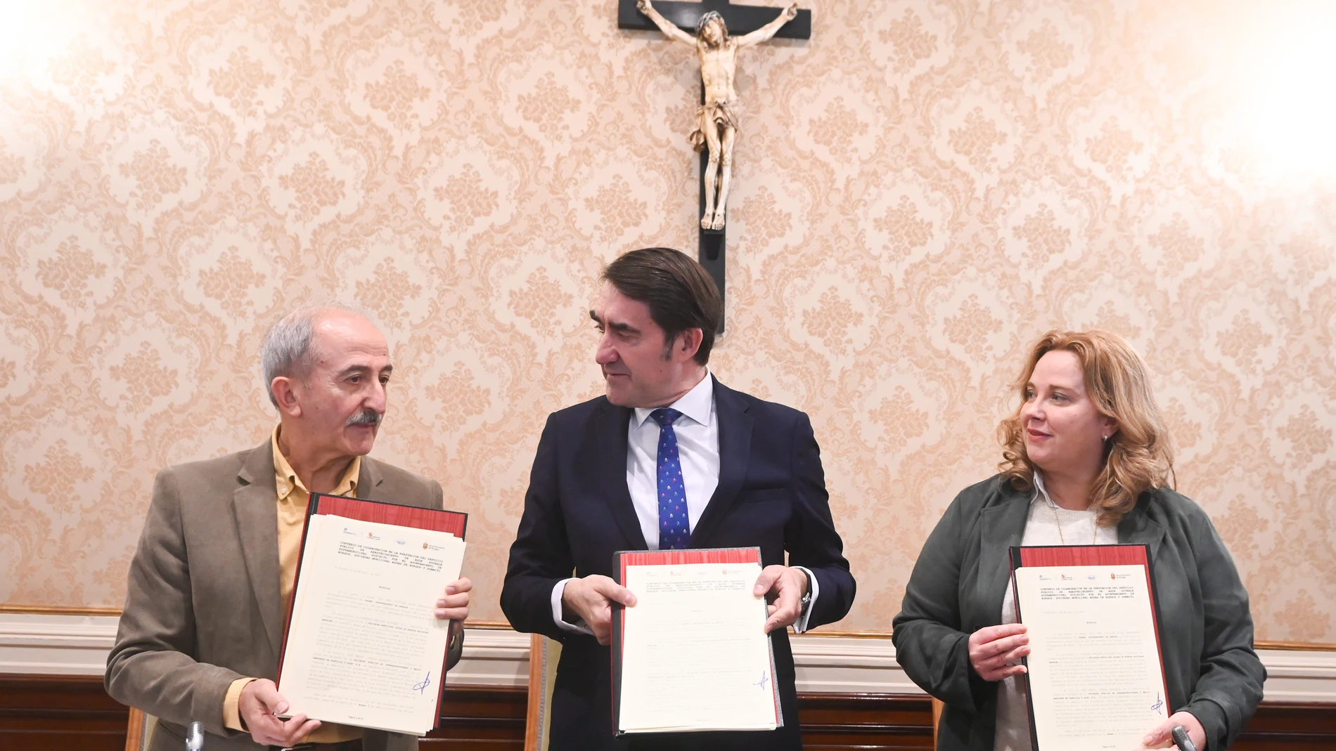 El consejero Juan Carlos Suárez-Quiñones suscribe el acuerdo con la alcaldesa de Burgos, Cristina Ayala; y el vicepresidente de la Diputación, Ramiro Ibáñez