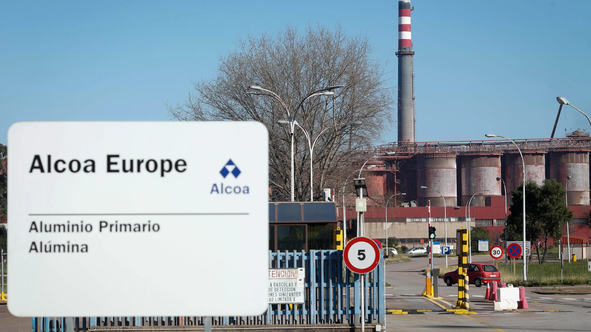 La fábrica de Alcoa, a 24 de enero de 2024, en San Cibrao, Lugo, Galicia (España). Alcoa solicitó el pasado 22 de enero a los trabajadores de la fábrica de San Cibrao y al comité de empresa “acordar retrasar” el arranque de la actividad en la planta. La multinacional se había comprometido con su plantilla a iniciar la reactivación de la factoría este mes de enero, para alcanzar las 32 cubas operativas en abril y retomar la producción al 100 % en octubre del 2025. El Gobierno trasladó al comit...