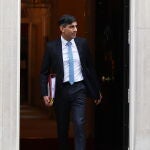 El "premier" Rishi Sunak abandona Downing Street
