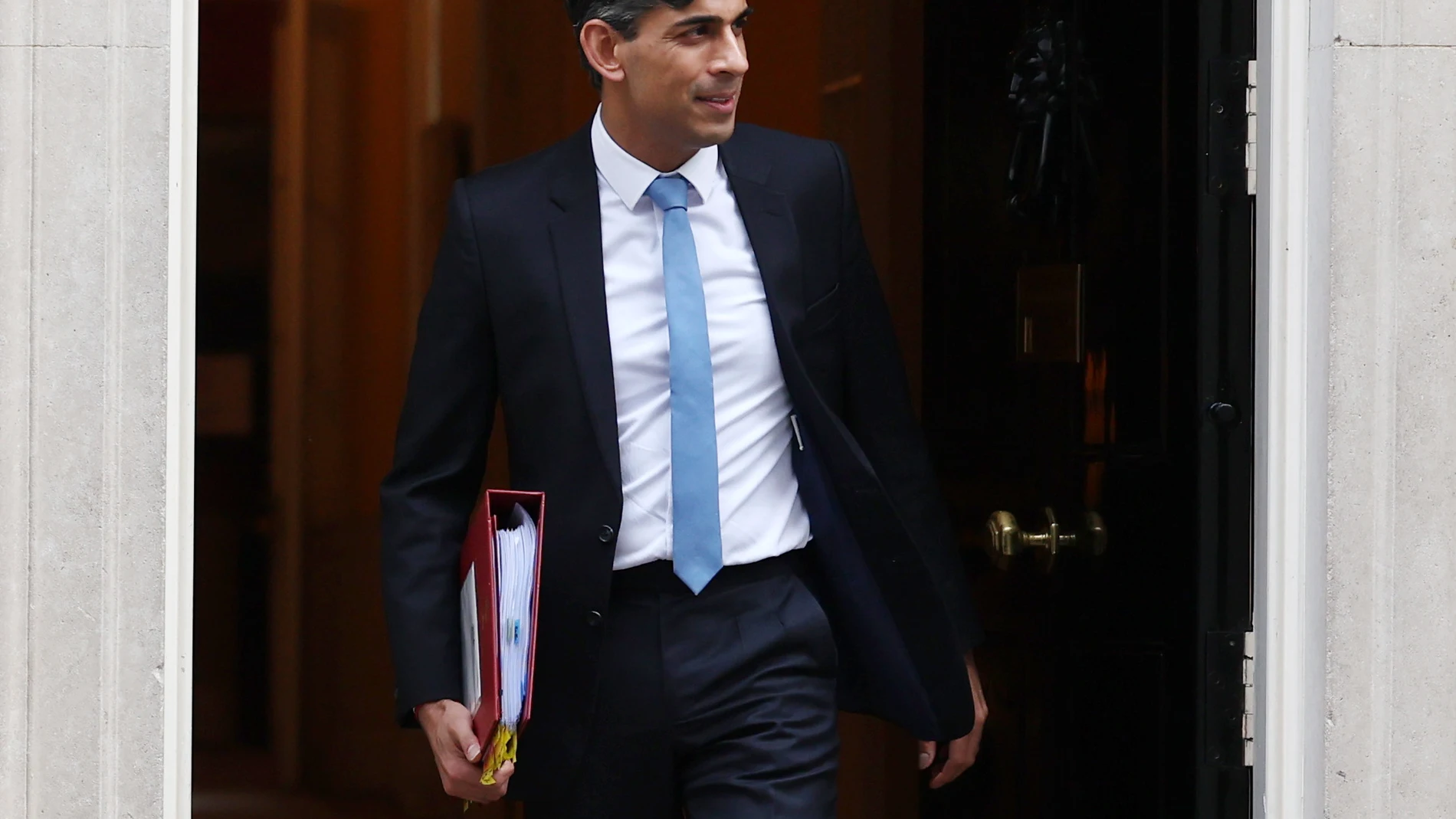 London (United Kingdom), 24/01/2024.- British Prime Minister Rishi Sunak departs 10 Downing Street for Prime Minister's Questions (PMQs) at Parliament in London, Britain, 24 January 2024. (Reino Unido, Londres) EFE/EPA/ANDY RAIN