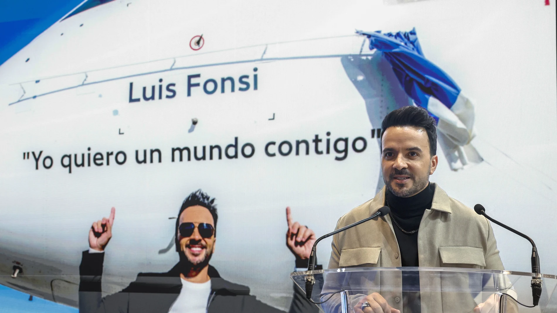 MADRID, 25/01/2024.- El cantante estadounidense de origen puertorriqueño Luis Fonsi participa en la presentación del avión de la aerolínea Air Europa bautizado con su nombre, este jueves, en el marco de la Feria Internacional de Turismo FITUR 2024, en Madrid. EFE/ Sergio Pérez