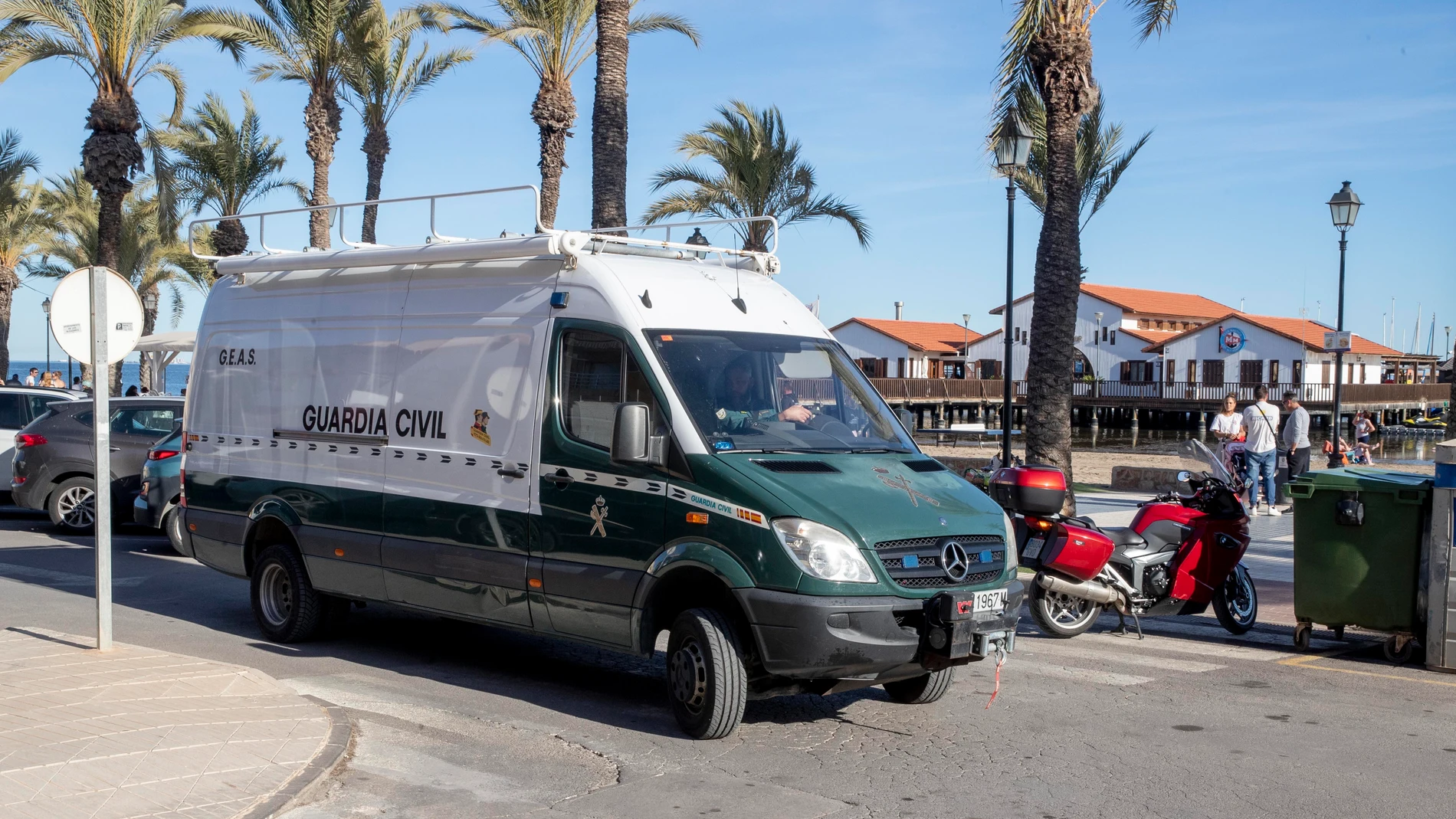 LOS ALCÁZARES, (MURCIA), 25/01/2024.- Varios agentes de la Guardia Civil han encontrado este jueves cerca del puerto deportivo de Los Alcázares el cadáver del joven de 16 años desaparecido la pasada noche de reyes cuando navegaba en una piragua junto a otros dos chicos, que sobrevivieron, en el Mar Menor. EFE/Marcial Guillén 