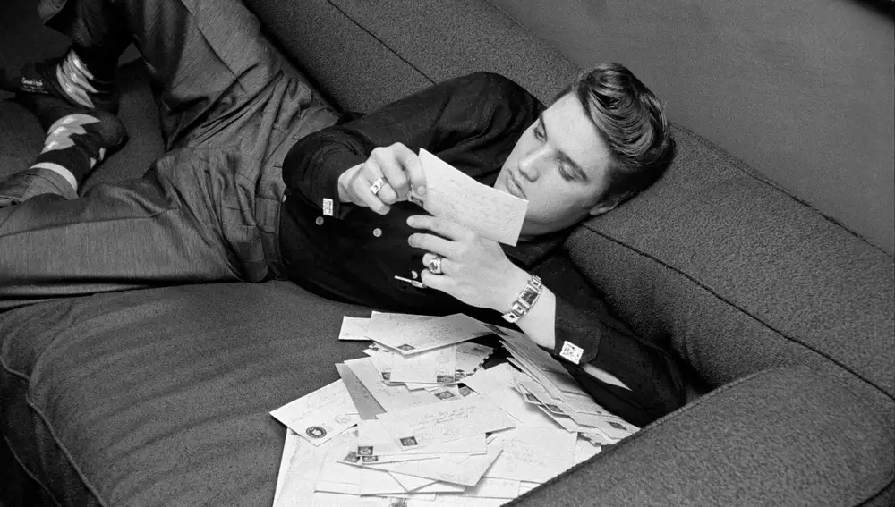 Elvis leyendo la correspondencia de sus fans