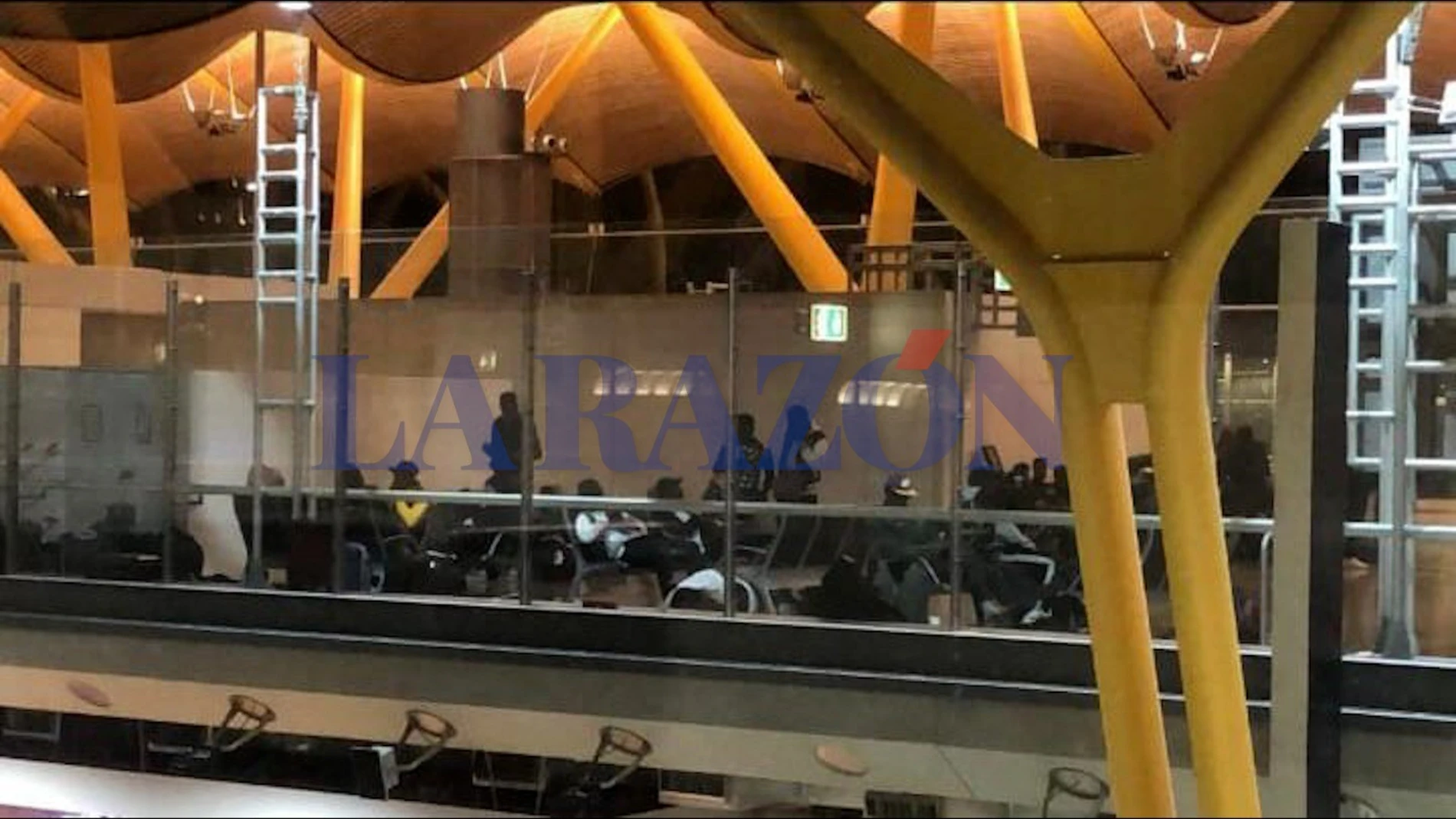 Imagen de los inmigrantes ilegales en el aeropuerto de Barajas