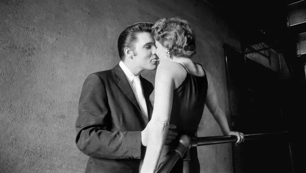 El famoso beso de Elvis por Alfred Wertheimer