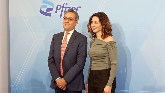 La presidenta de la Comunidad de Madrid, Isabel Díaz Ayuso, junto a Carlos Murillo, presidente de la farmacéutica