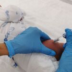 Un bebé recién nacido recibe la vacuna contra la bronquiolitis
