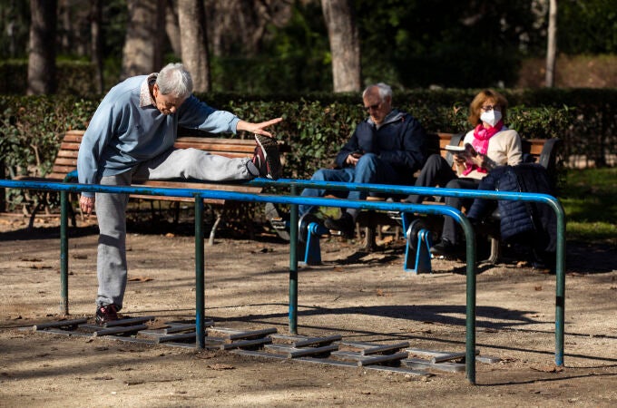 Gente mayor haciendo deporte y ejercicio en el Parque del Retiro. 