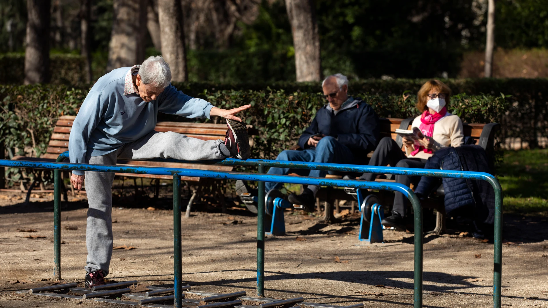 Gente mayor haciendo deporte y ejercicio en el Parque del Retiro. 