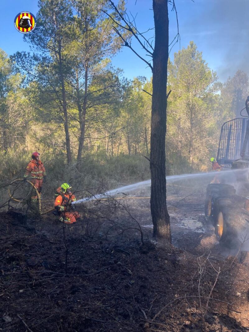 Los bomberos apagan el fuego originado en una máquina forestal