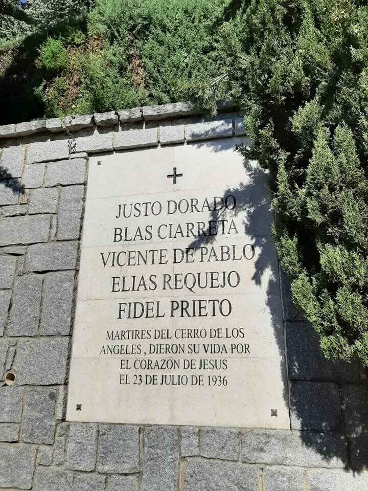 La placa con el nombre de los cinco «mártires» caídos en defensa del monumento el 23 de julio de 1936