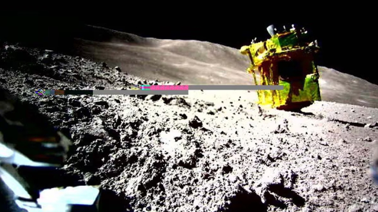 日本のSLIM探査機からの最初の画像は、月面に横向きに着陸したことを確認する