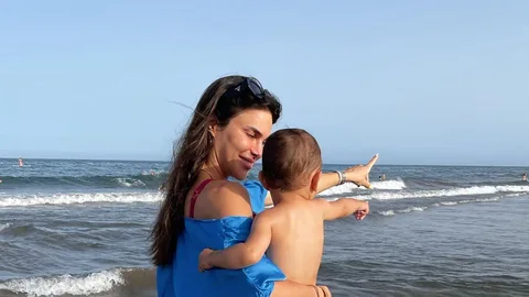 Carla Barber y su hijo Bastian