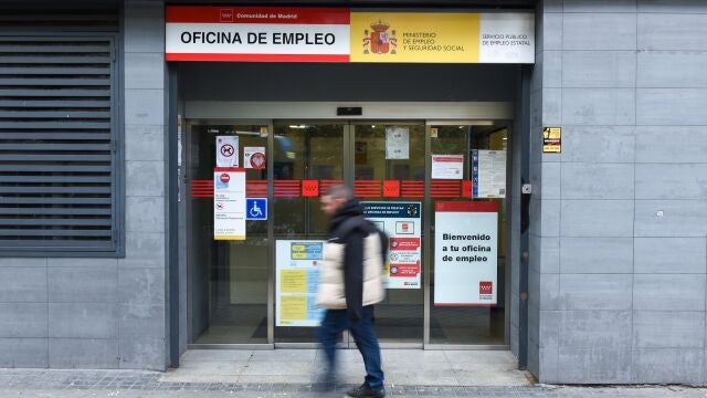 Una persona pasa al lado de una oficina del paro del Paseo de Acacias.