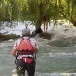 Impactante rescate de una turista que se cayó de una balsa mientras hacía rafting 