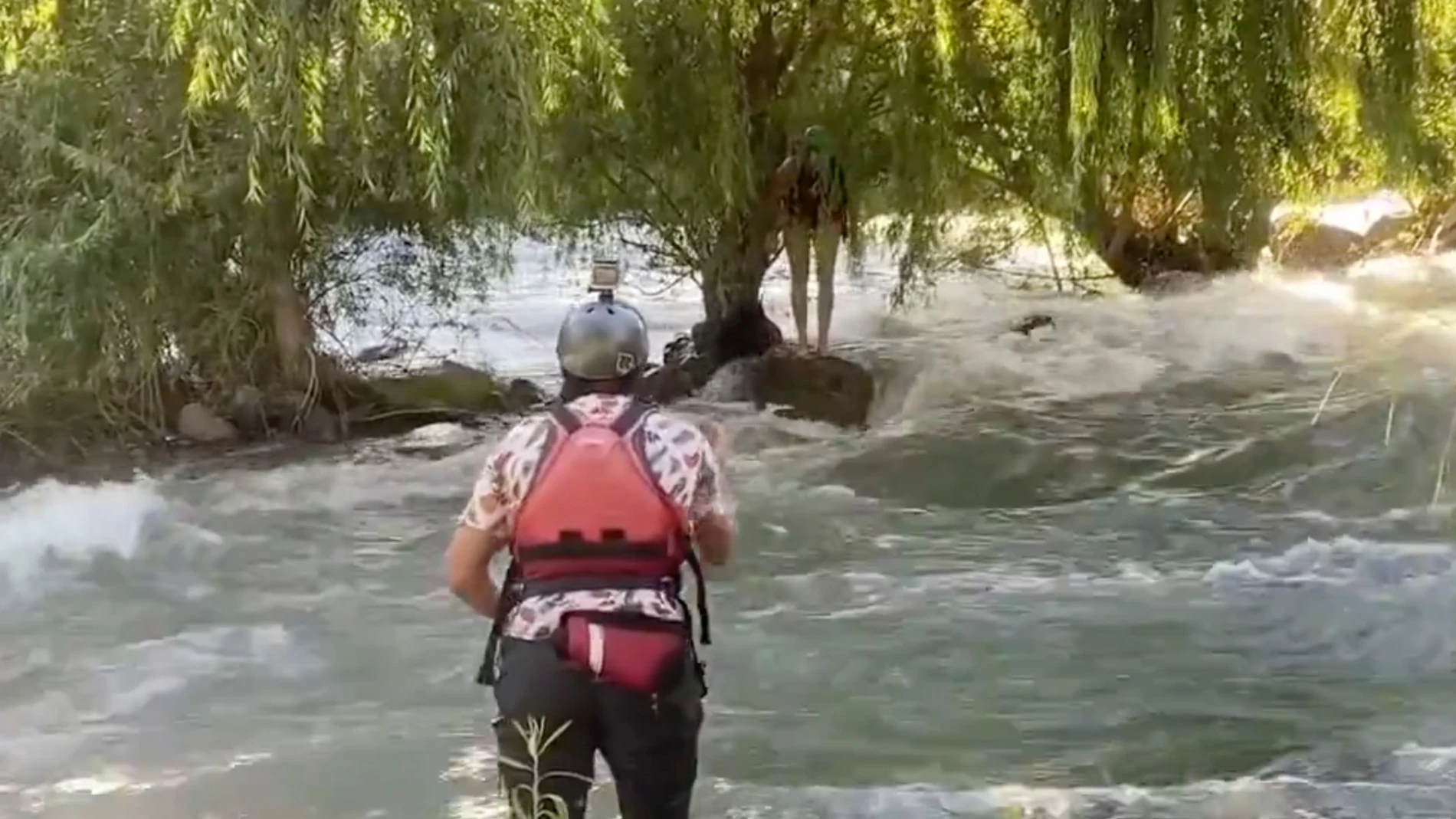 Impactante rescate de una turista que se cayó de una balsa mientras hacía rafting 