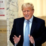 AMP.- EEUU.- Trump anima a los estados a desplegar tropas en la frontera con México tras la disputa entre Abbott y Biden