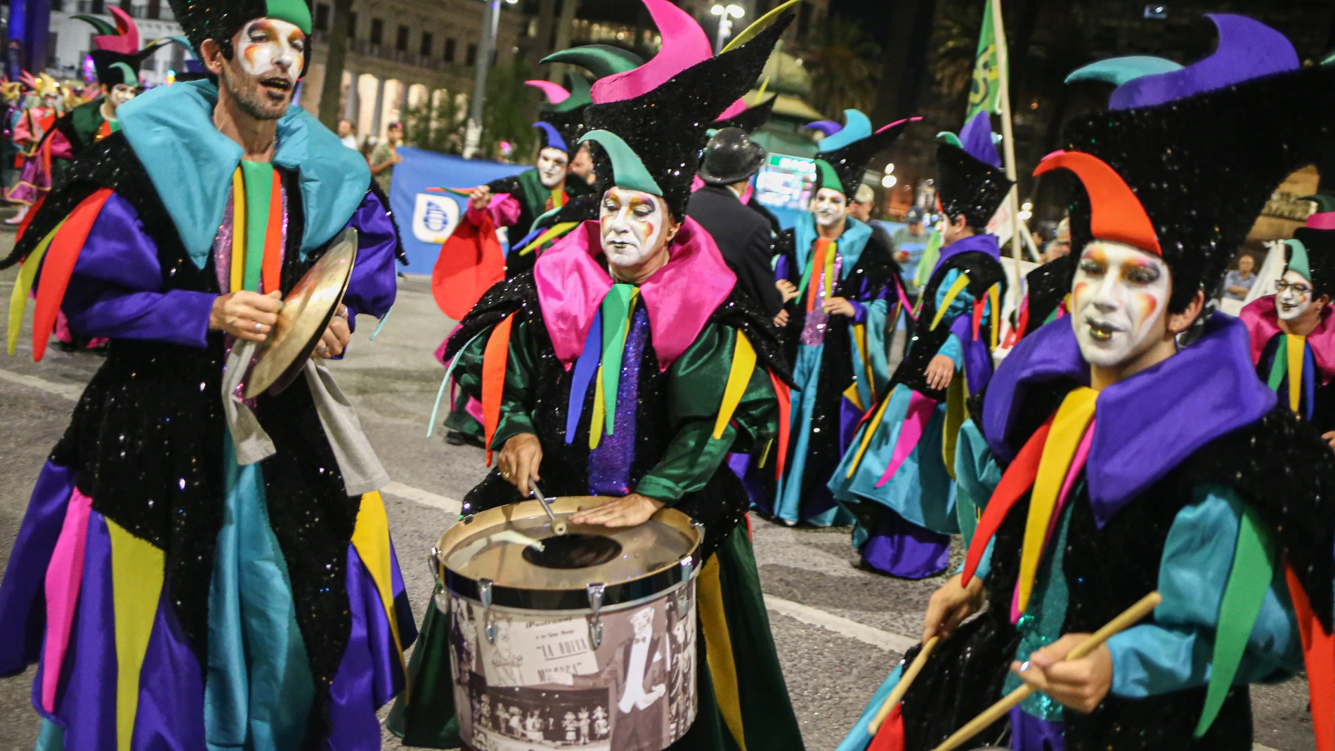 ACOMPAÑA CRÓNICA URUGUAY CARNAVAL***AME2389. MONTEVIDEO (URUGUAY), 25/01/2024.- Artistas participan en el desfile inaugural de carnaval, hoy por la Avenida 18 de julio de Montevideo (Uruguay). Entre luces de colores y figuras gigantes de entrañables personajes de la cultura, la capital uruguaya se viste de fiesta para celebrar con un nuevo desfile a lo largo de su principal avenida el regreso del carnaval 'más largo del mundo'. El destello colorido de las cintas de luces led dispuestas a lo l...