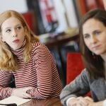 Las diputadas de Podemos Lilith Verstrynge (i) e Ione Belarra (d) participan en la reunión con representantes de la campaña 'Fin al comercio de armas con Israel' en el Congreso.