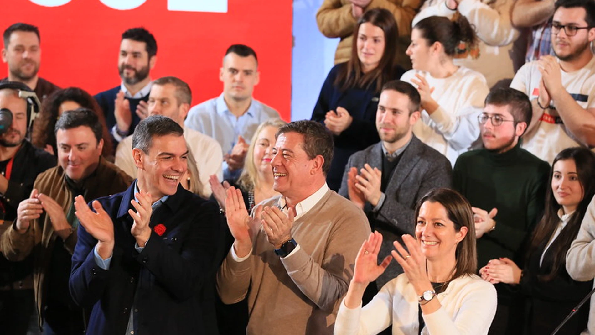 El candidato socialista, con Pedro Sánchez, hoy, en Lugo. 