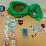 En la operación se han intervenido casi 300 gramos de marihuana, 160 gramos de hachís, 17 gramos de cocaína, una báscula de pesaje y 3.240 euros