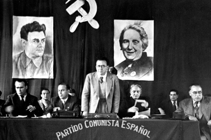 Reunión plenaria del Partido Comunista de España en el exilio. En la presidencia, de izquierda a derecha: Enrique Líster, Francisco Antón, Santiago Carrillo, Dolores Ibárruri y Joan Comorera. 