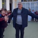 El emotivo adiós a un profesor jubilado en Puerto Real, Cádiz