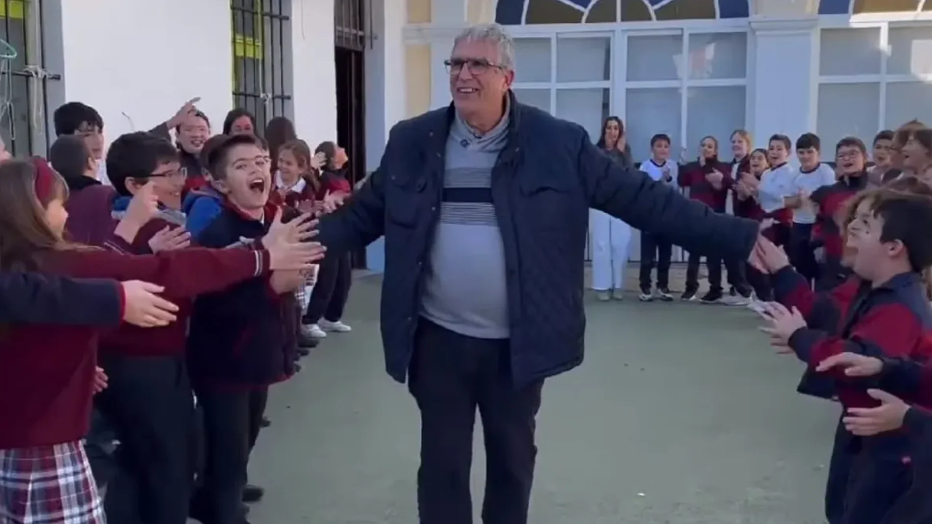 El emotivo adiós a un profesor jubilado en Puerto Real, Cádiz