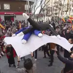  Decenas de personas se han concentrado este domingo en la calle Ferraz, al término de la manifestación contra la ley de amnistía que ha tenido lugar en Madrid, y han manteado a dos muñecos de tela que simulaban ser el presidente del Gobierno, Pedro Sánchez, y el expresident catalán Carles Puigdemont.